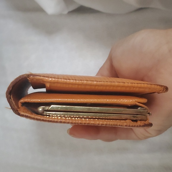 LOUIS VUITTON EPI YELLOW KISSLOUCK 💛 ✨️ - Picture 5 of 8